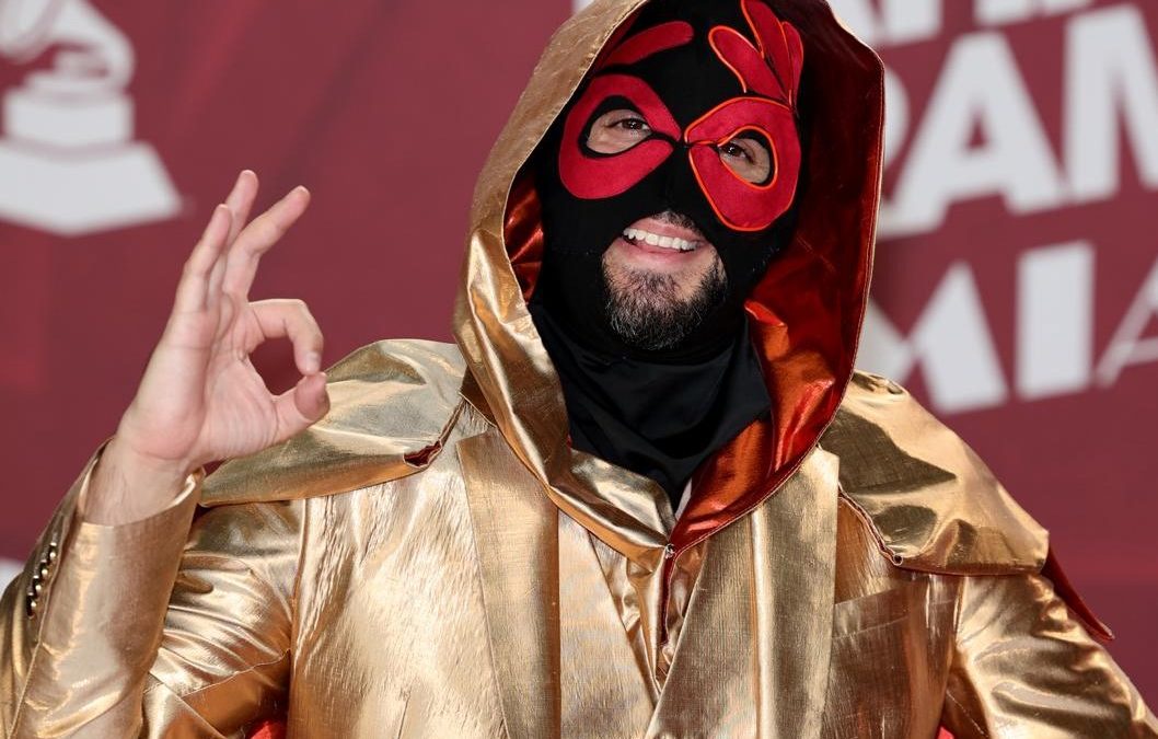 Descubre quien es el misterioso personaje con el signo del Positivismo en la alfombra roja de los Latin Grammy 2024