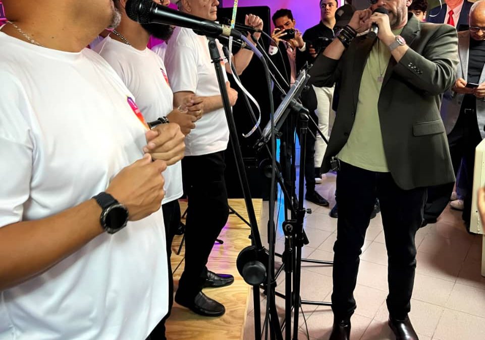 Enrique Barrios Estrenó su Viaje Musical 360° con «Mis Recuerdos»