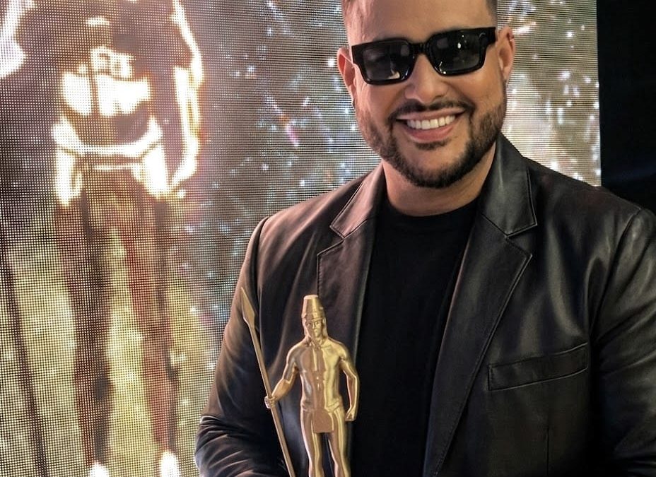 El cantautor venezolano Reynier Villasmil “REYMUSIK” conquista el Premio Mara de Oro Internacional con su éxito “Qué Vaina Tan Buena”