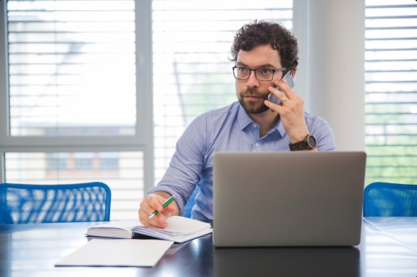 Cómo reconocer llamadas falsas con IA: una amenaza creciente para  las empresas