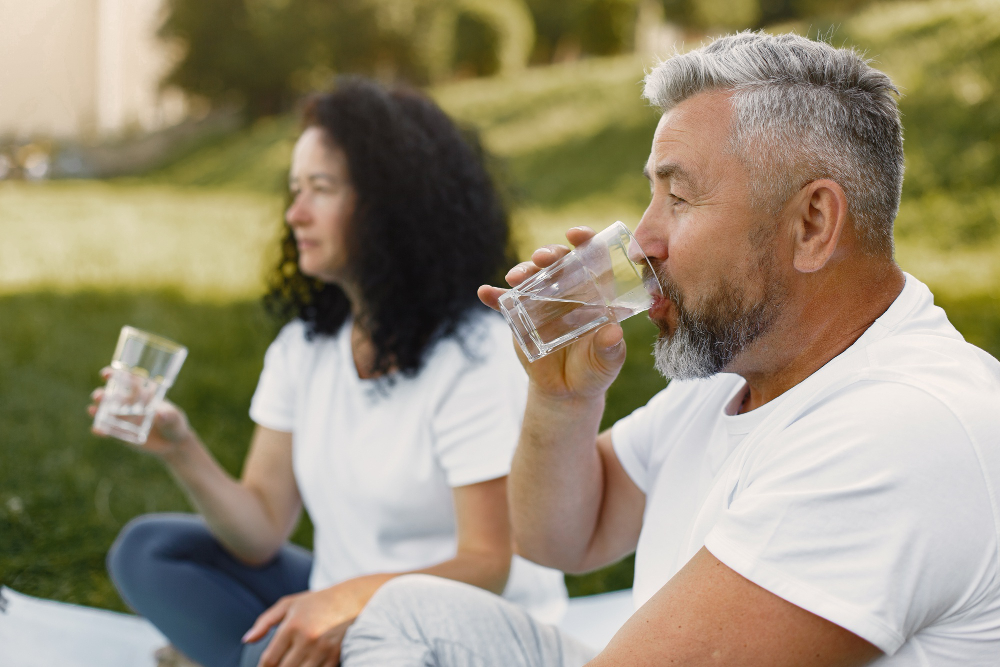 Hidratación inteligente: verdades y mitos sobre el consumo de agua en hombres y mujeres