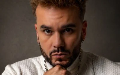 Luccas Rivera emociona con una versión íntima y moderna de “Vuela Paloma”