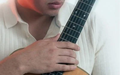 ALEX GALLAGHER REVELA EL LADO MÁS CRUDO DE LA DISTANCIA EN SU NUEVO SENCILLO «KILÓMETROS»