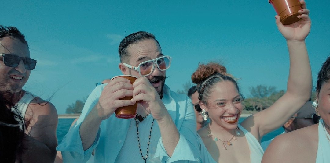 Juanhelo Caldelas conquista al público con «Buscándola» y supera las 120 mil reproducciones en YouTube