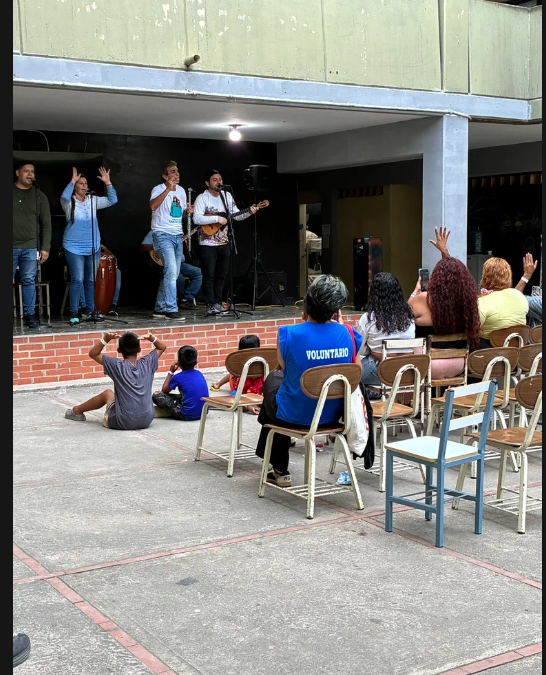 «Aspirinas para el Alma»: El proyecto musical que busca devolver la tranquilidad en los campamentos transitorios