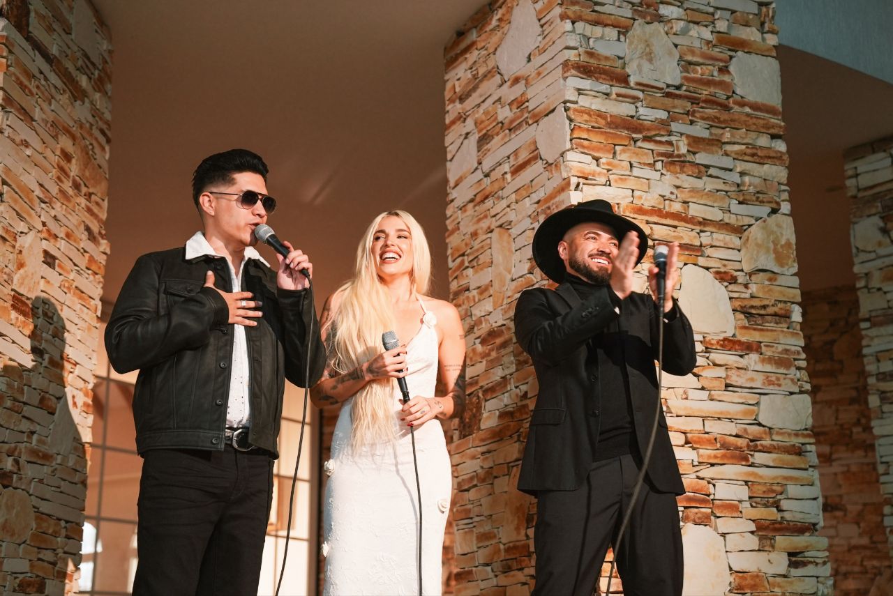 Foto 1 – Estreno del video oficial de “D’Lejitos” – Chyno y Nacho junto a Elena Rose