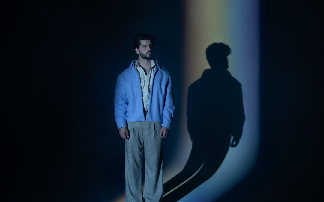 Maik transforma su historia personal en un refugio pop con el lanzamiento de su proyecto conceptual «Soy el hijo gay»