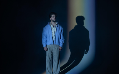 Maik transforma su historia personal en un refugio pop con el lanzamiento de su proyecto conceptual «Soy el hijo gay»