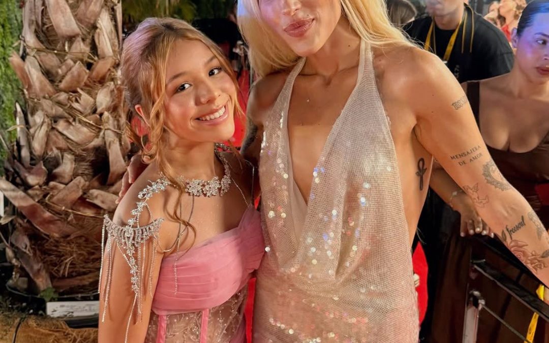 La cantante venezolana Anny deslumbra en la alfombra roja de los Premios Juventud 2026