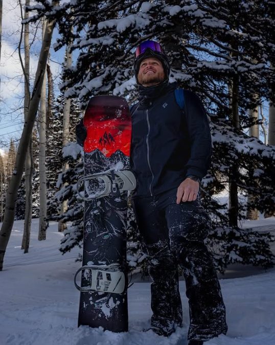 Efrain Osorno consolida una trayectoria profesional en el snowboard internacional