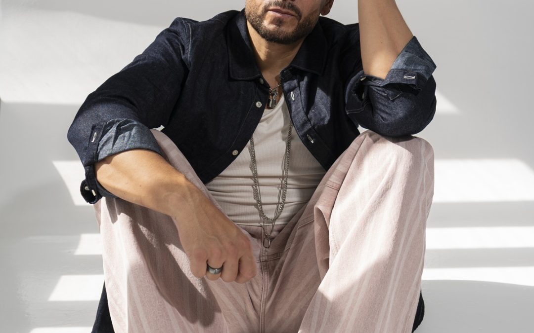 Luccas Rivera abre una nueva etapa musical con su esperado lanzamiento “Quédate”